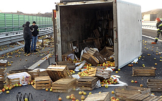 Ciężarówka pełna jabłek zablokowała krajową „siódemkę”. ZDJĘCIA